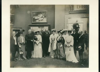 Grupo de recepción del Palacio de Arte incluyendo a la Sra. Manning, Presidenta de la Junta de Damas Administradoras (sexta desde la izquierda) y Florence Hayward (segunda desde la izquierda)